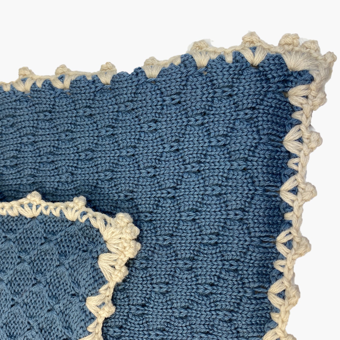 Gestrickte Babydecke aus Merinowolle im Muschelmuster mit Mäusezähnchen umhäkelt in Blau