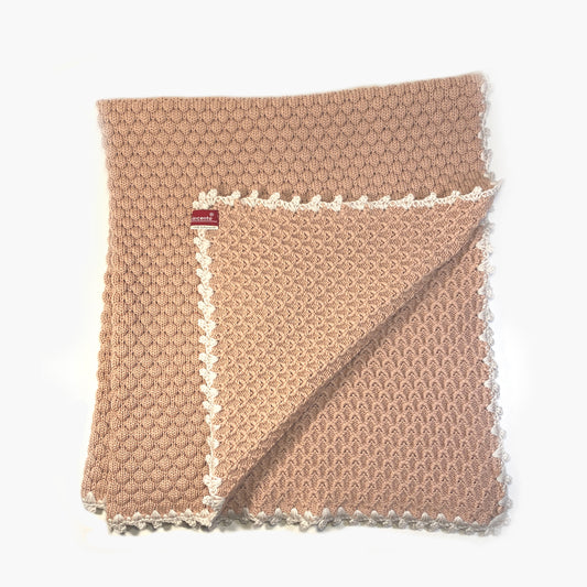 Gestrickte Babydecke aus Merinowolle im Muschelmuster mit Mäusezähnchen umhäkelt in Rosa