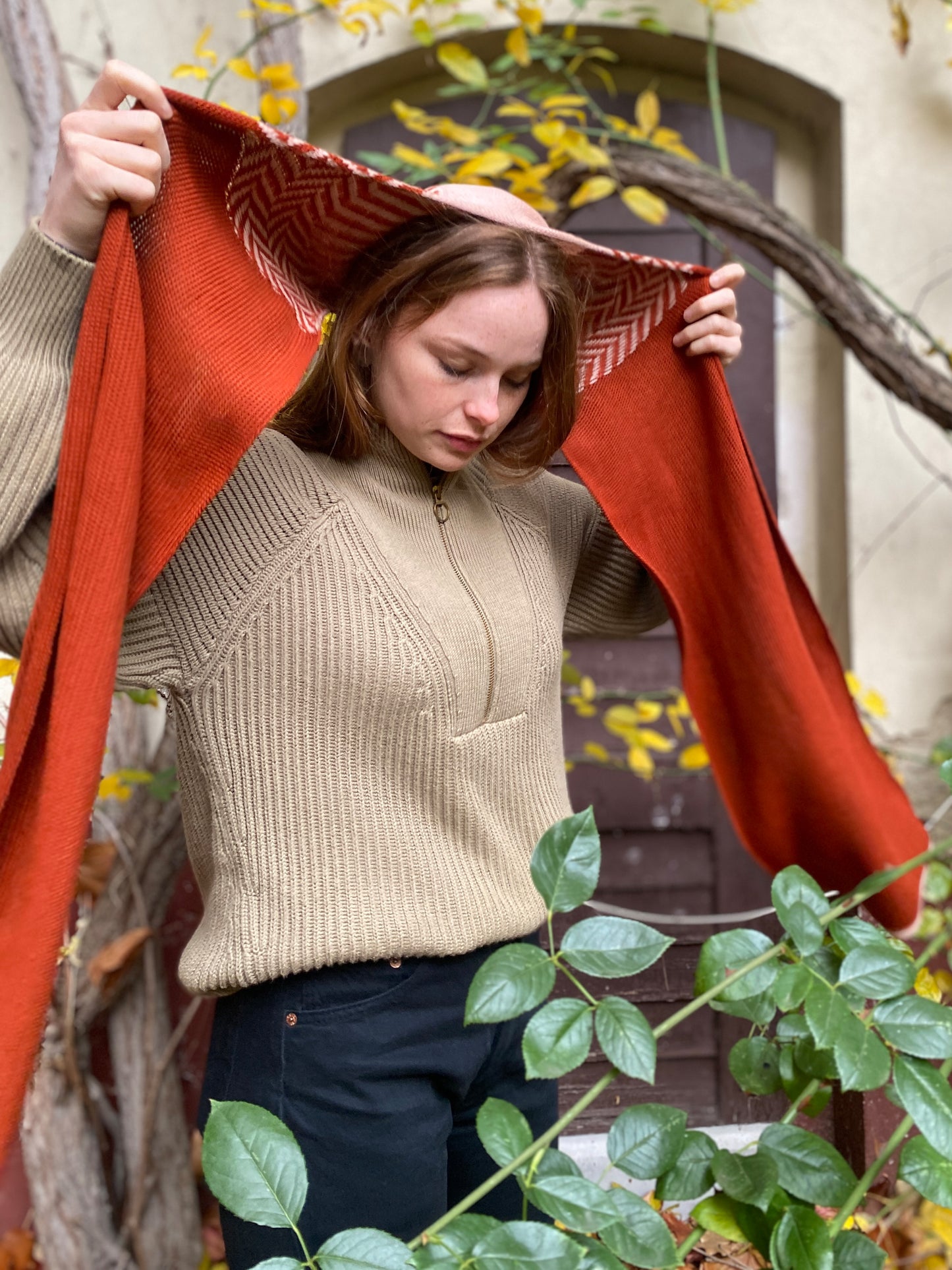 Schal mit eingearbeiteter Kapuze im Fischgraetmuster in Rostrot/Rosa