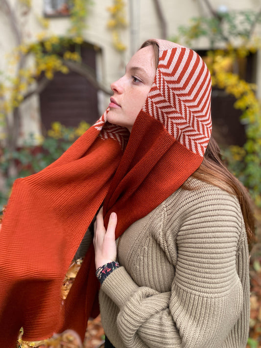 Schal mit eingearbeiteter Kapuze im Fischgraetmuster in Rostrot/Rosa