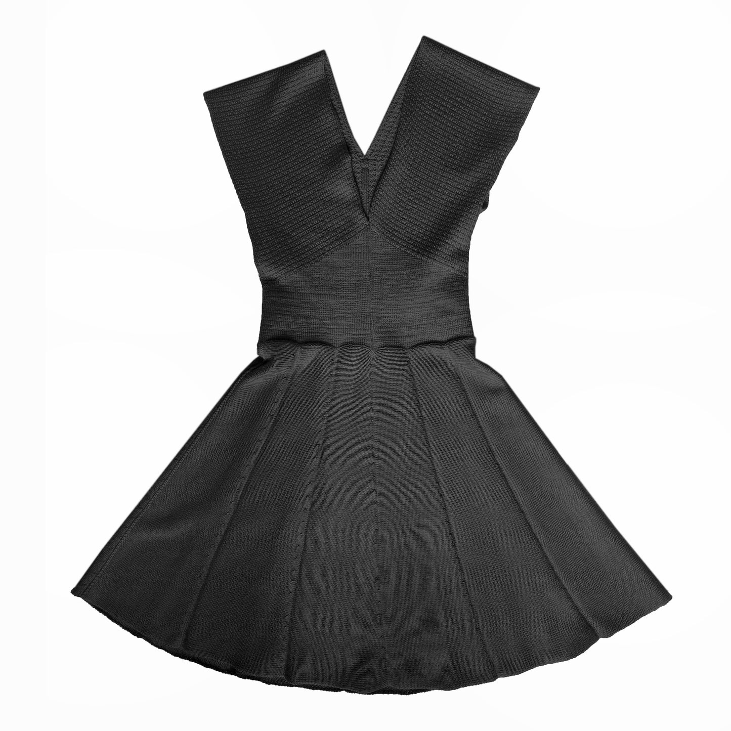 Schwarzes schwingendes Kleid mit angeschnittenen Ärmeln und V-Ausschnitt. aus feiner Bio-Merinowolle gestrickt von vincente