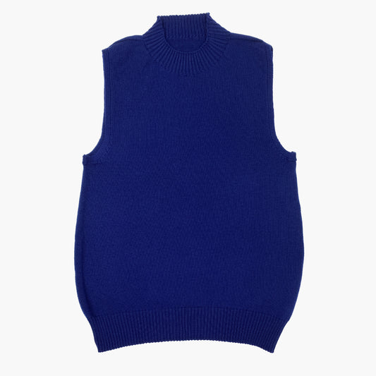 glatt gestrickter, royalblauer Pullunder mit hochgeschnittenem Rundhalsauschnitt im rechts/links Muster. Auch der untere Abschluß ist im rechts/links Muster.