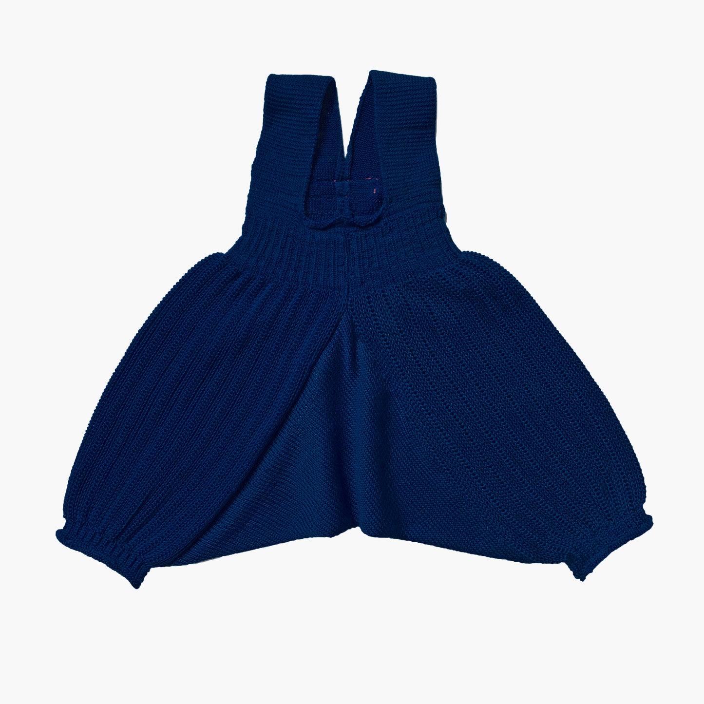 gestrickte kurze Sommerhose aus Tencel/Lyocell mit tiefen Schritt und viel Platz für Windeln. Die Hose hat hochelastische Hosenträger und ist Dunkelblau