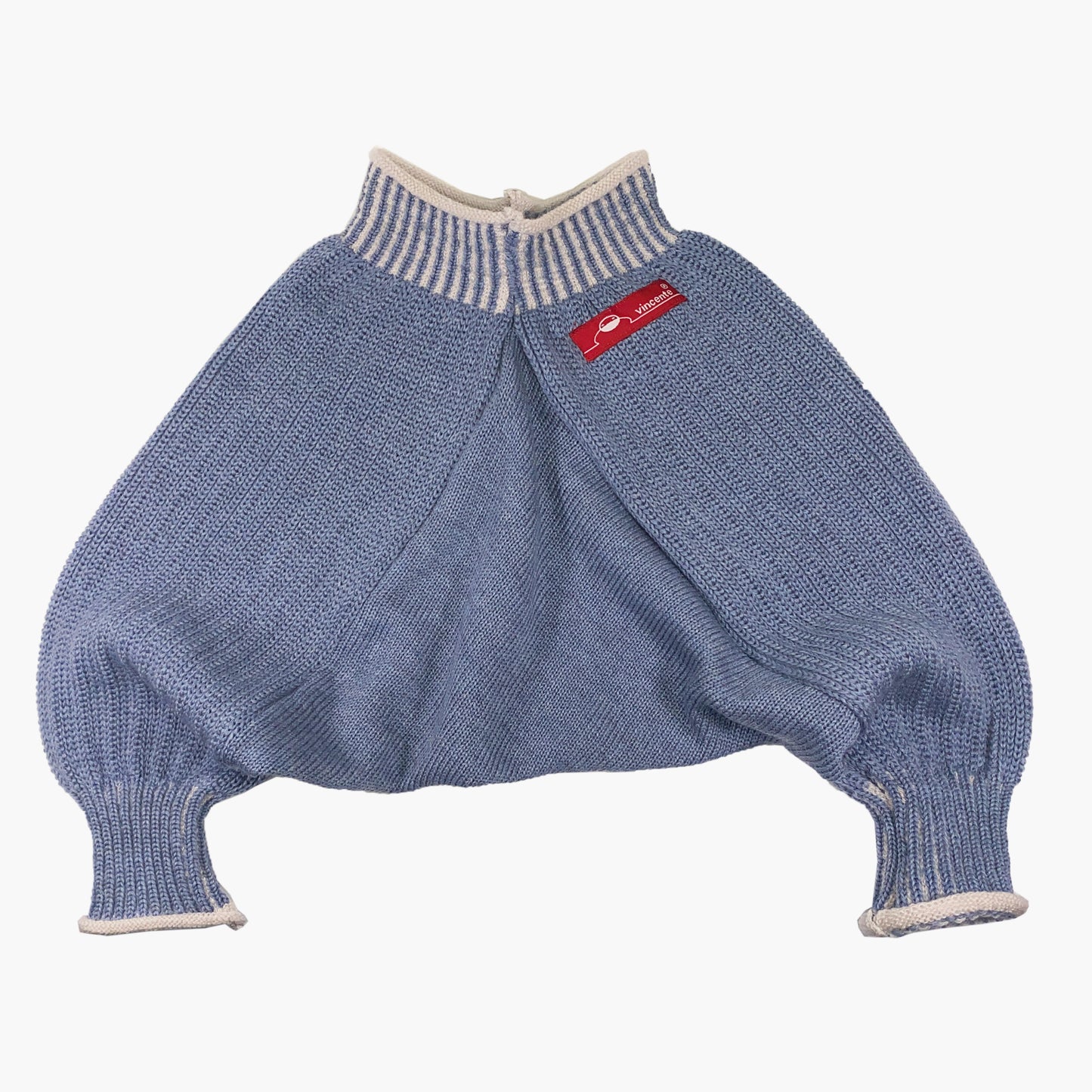 Sarouelhose auch Harems- oder Pluderhose genannt. Mit tiefgeschnittenem Schritt und extrem viel Platz für Windeln. Die Graublaue Wollhose ist aus feinster Bio-Merinowolle gestrickt. Sie hat enganliegende hochelastischen Bündchen, die Wollweiße Längsstreifen haben.