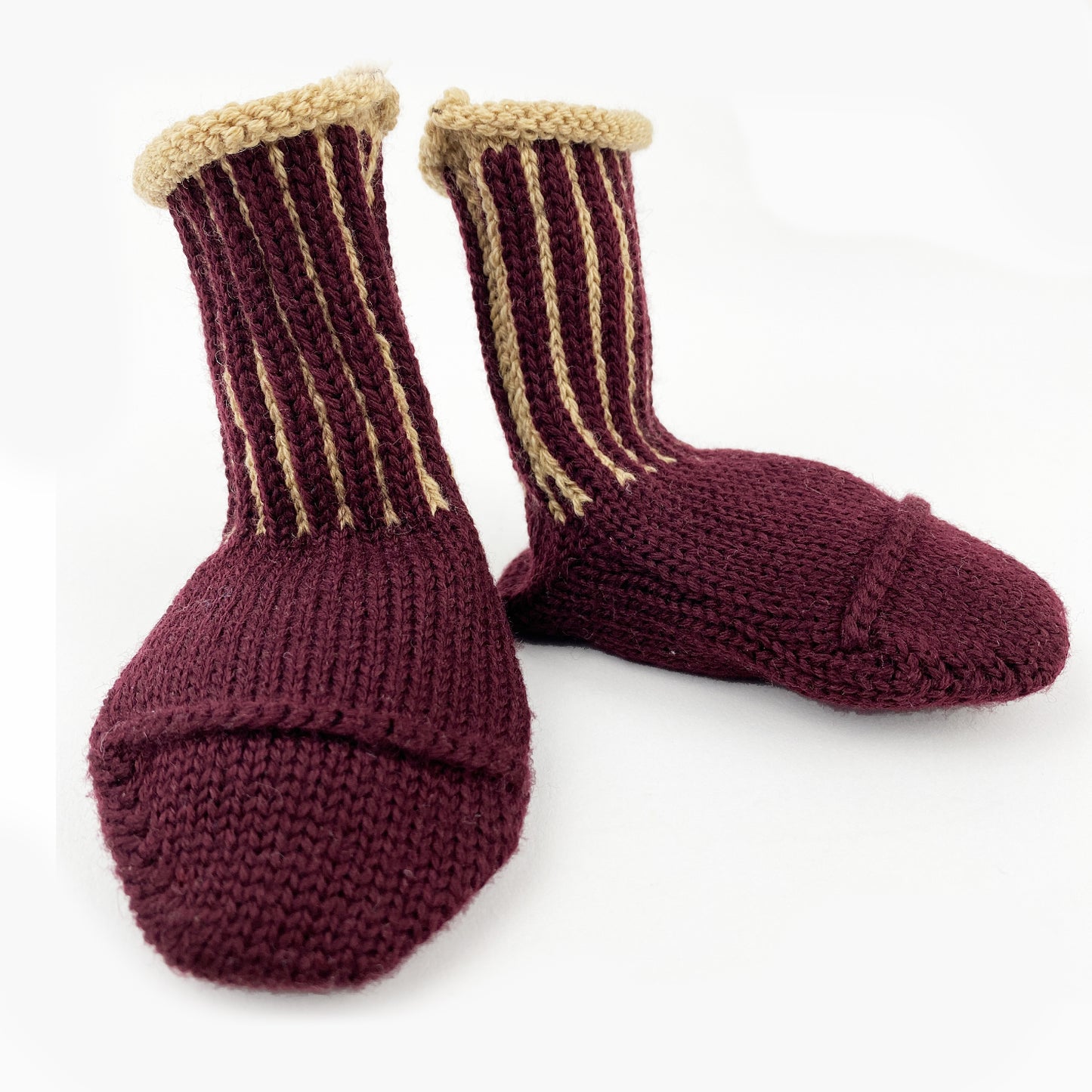 gestrickte Babysocken in Bordeauxrot mit hochelastischem Bund mit Längs Streifen in Karamel