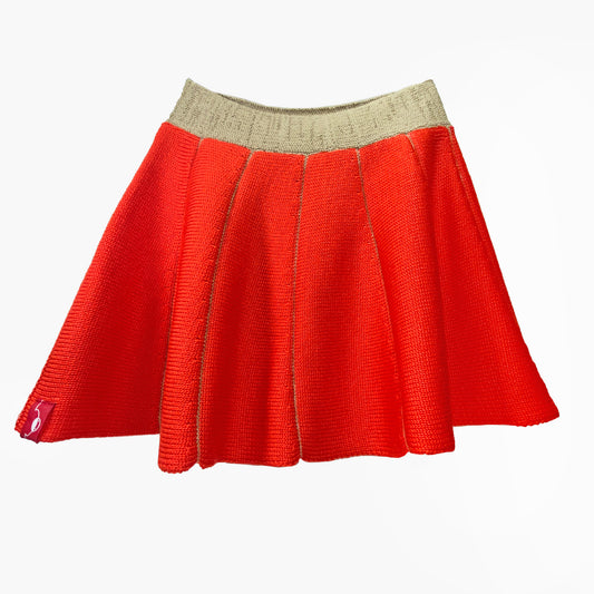 Rock Orangerot (Rosso) mit feinen Beigen Längsstreifen. Er ist aus Merinowolle gesrtrickt und hat einen beigen elastischen Bund Die Streifen plissieren den Rock leicht.