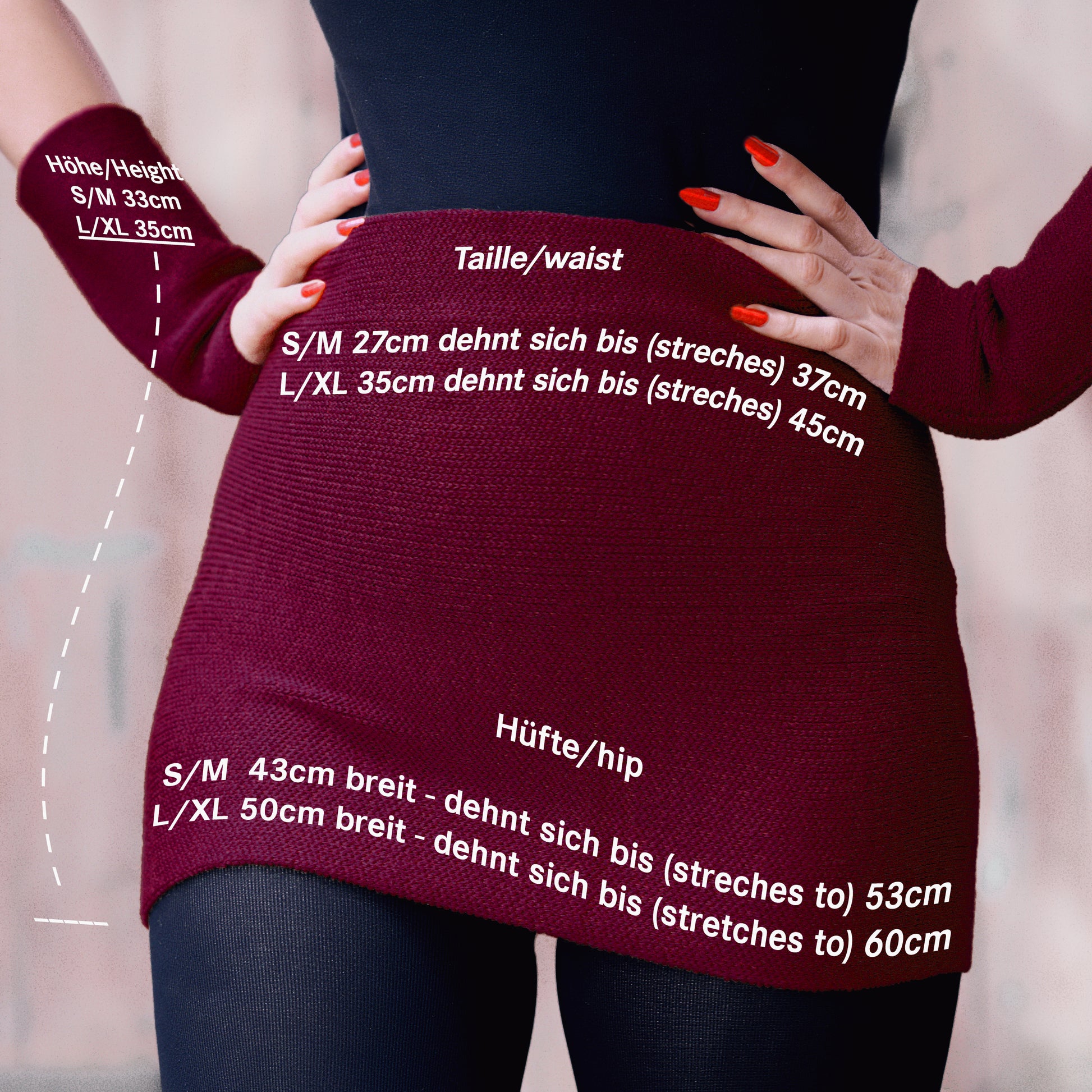 eine Frau ist von Vorne zu sehen im Bereich unter der Brust bis zu den Oberschenkeln. Sie trägt einen Nierenwärmer um den Bauch und an den Handgelenken Armstulpen alles in Bordeaux Rot.
Auf dem Nierenwärmer sind die Maaße geschrieben
Taille/Waist: 
S/M 27cm breit dehnt sich bis 37cm, 
L/XL 35cm breit dehnt sich auf 45cm.
Hüfte/Hip:
S/M 43cm breit dehnt sich bis 53cm, 
L/XL 50cm breit dehnt sich auf 60cm.
