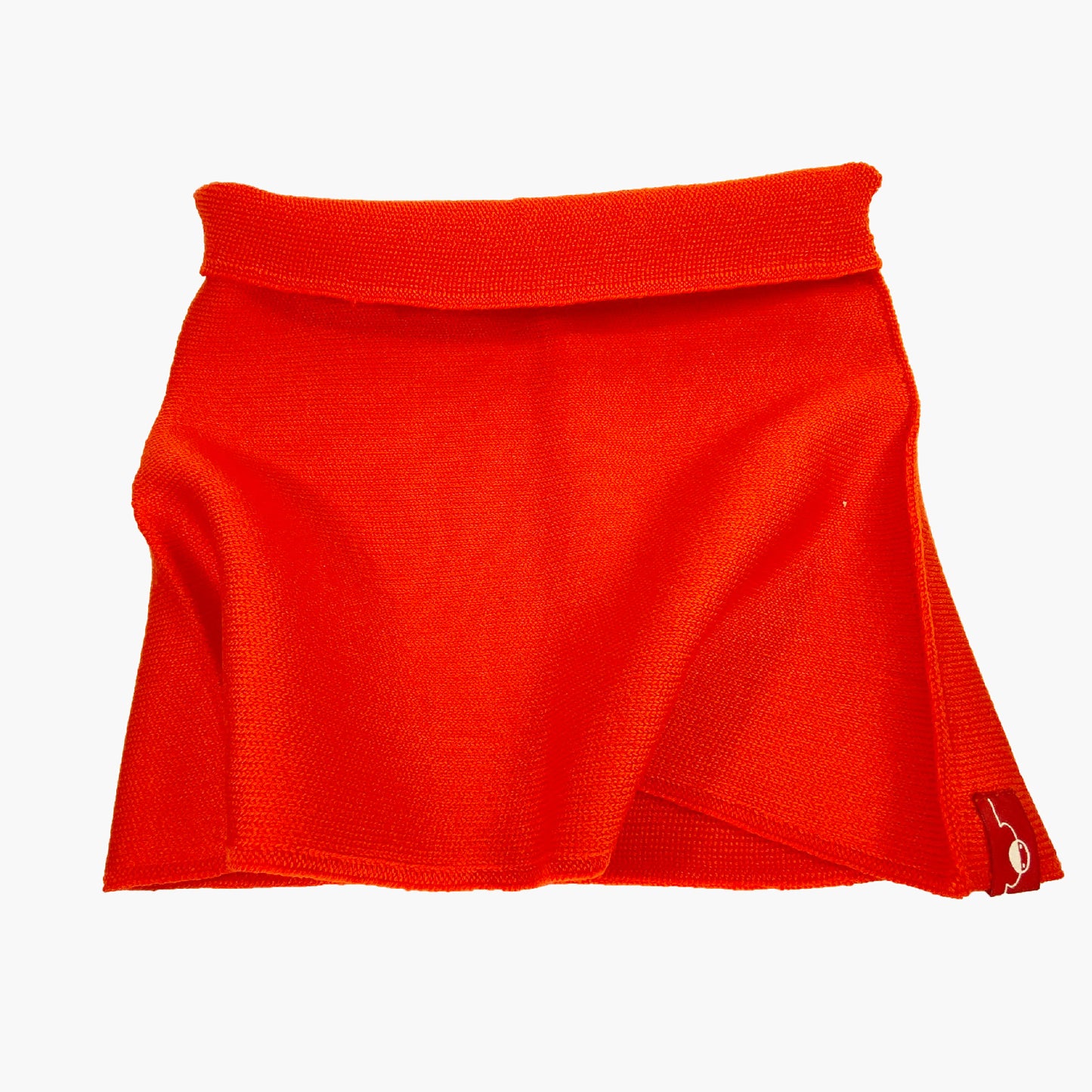 Orangeroter Nierenwärmer oben etwas umgeschlagen. So sieht man das Perlmuster innen. Von außen ist das Bauchband glatt Rechts gestrickt