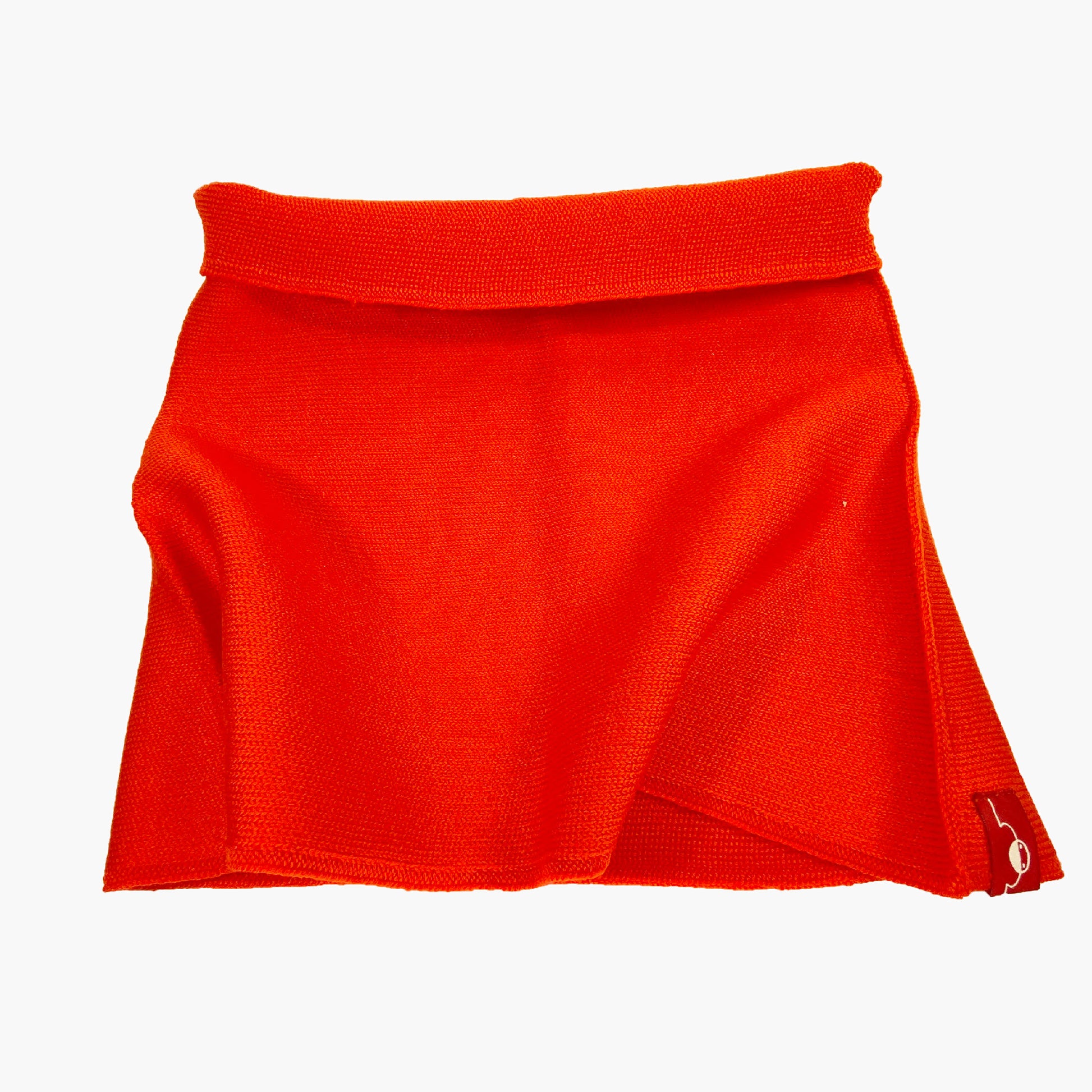 Orangeroter Nierenwärmer oben etwas umgeschlagen. So sieht man das Perlmuster innen. Von außen ist das Bauchband glatt Rechts gestrickt