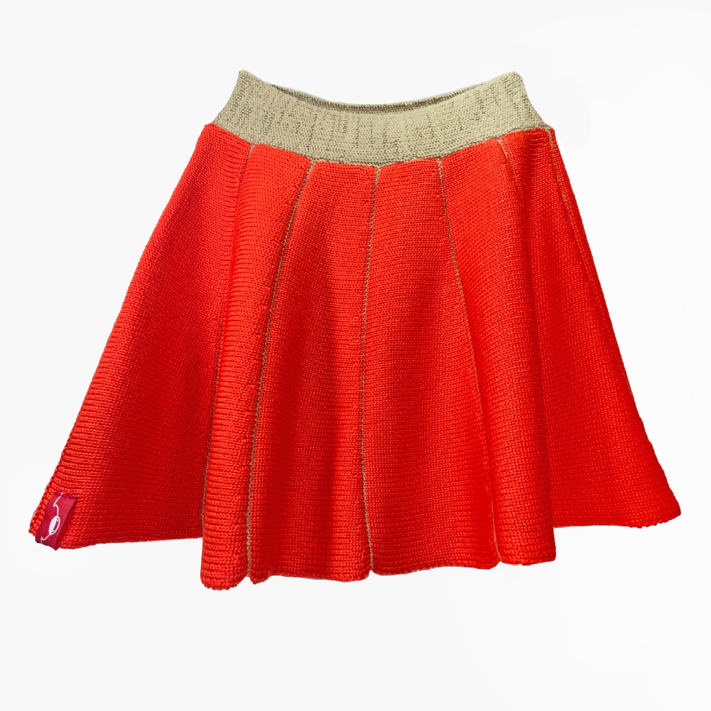 Rock Orangerot (Rosso) mit feinen Beigen Längsstreifen. Er ist aus Merinowolle gesrtrickt und hat einen elastischen Bund Die Streifen plissieren den Rock leicht.