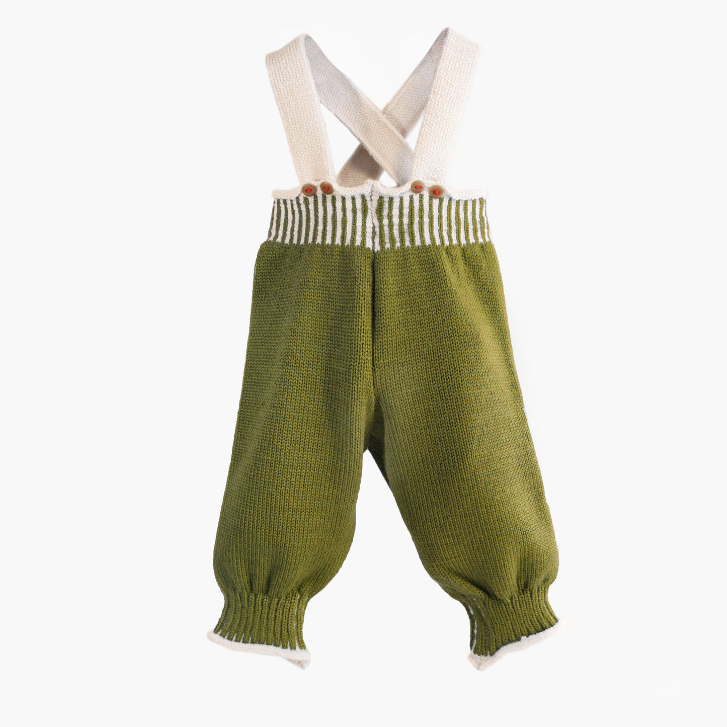 Woll-Hose, Salopette aus Bio-Merinowolle von vincente gestrickt. Sie ist Olive-Grün mit Woll-weißen Hosenträgern und Woll-weißen Streifen im enganliegenden Bündchen. Die Knöpfe sind Beige und mit Roten Garn angenäht