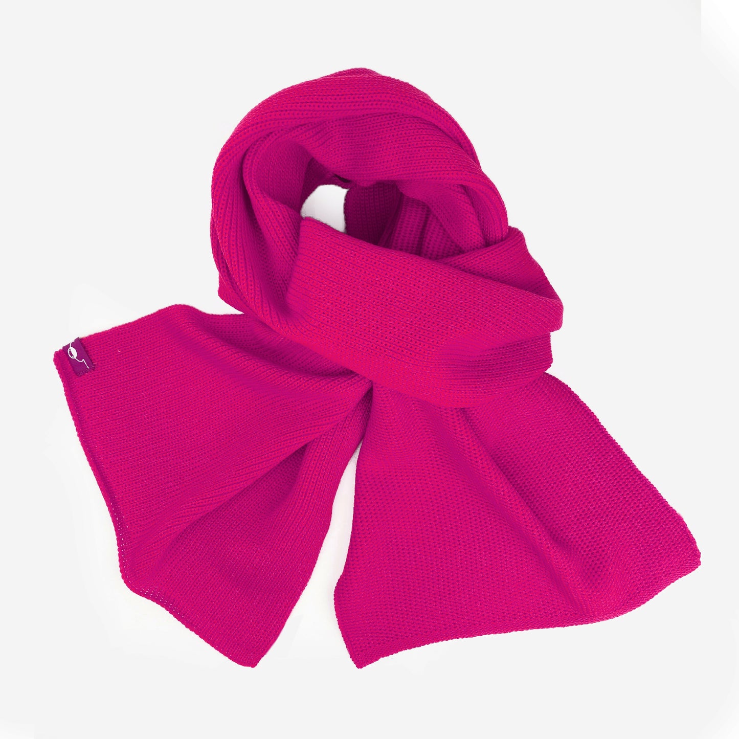 Pinker, gestrickter Schal im Fangpatentmuster. Eine Seite sieht glatt rechts gestrickt, die andere Seite sieht aus wie minikleine Muscheln oder Punkte. Der Wollschal ist zu einem Haufen drapiert, so sieht man den weichen Fall
