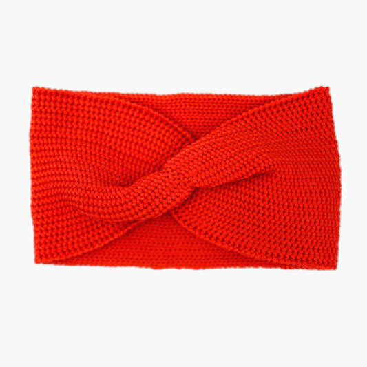 Orangerotes Stirnband mit einer Turban-ähnlichen Verdrehung. Gestrickt im Doubleface Patentmuster, außen Knötchenstruktur und Innen sieht es wie ein klassisch rechts gestricktes Muster aus.