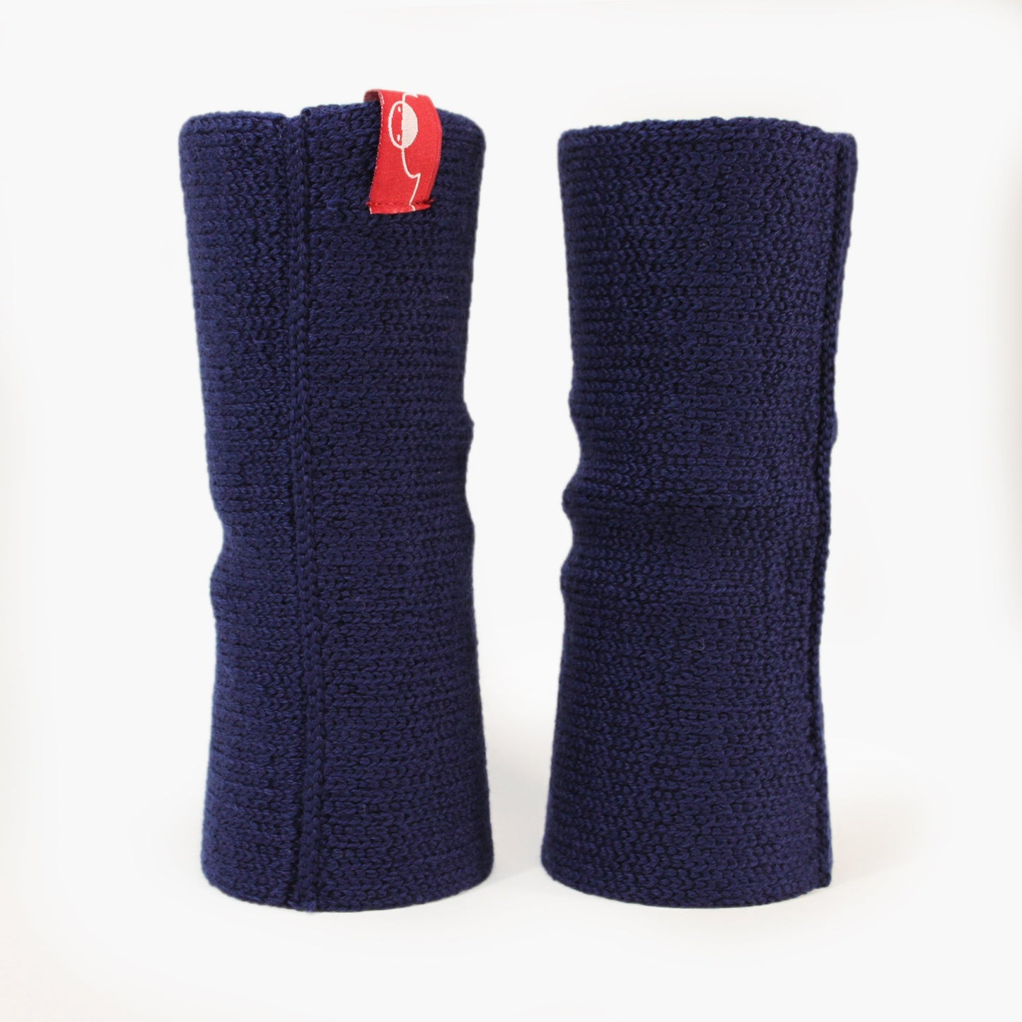 Royalblaue, aufrecht stehende Armstulpen. Man sieht das außenliegende Glatt Rechts Muster. Innen sind die Stulpen in einem Feinen Knötchenmuster gestrickt, man kann sie auch Innsideout tragen