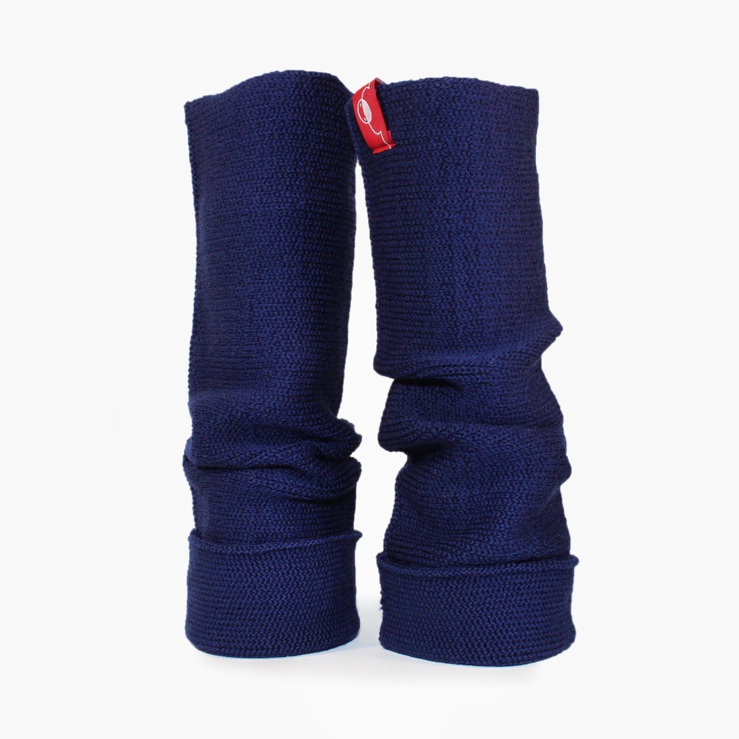 Blaue aufrecht stehende Beinstulpen. Man sieht das außenliegende Glatt Rechts Muster. Innen sind die Stulpen in einem Feinen Knötchen-Muster gestrickt, man kann sie auch Innside-out tragen