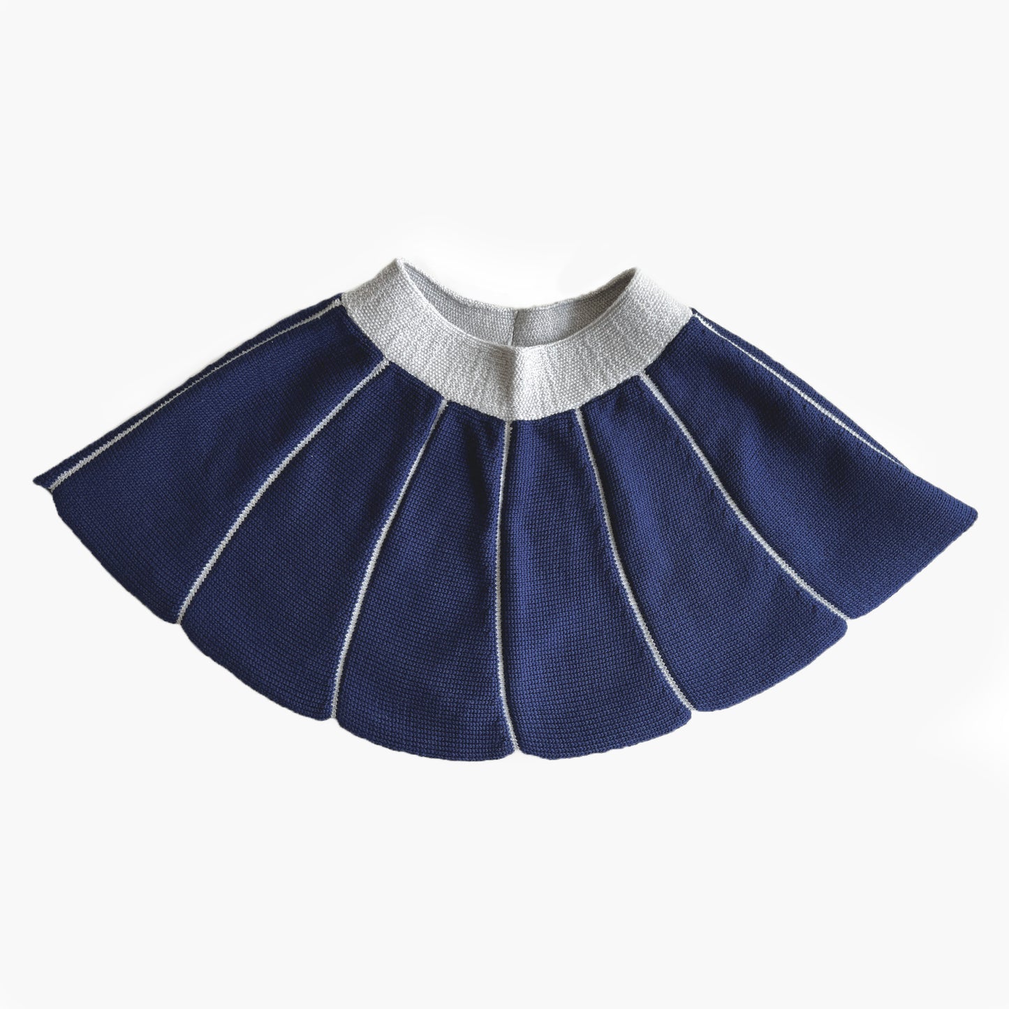 Rock Royalblau mit feinen SilbergrauenLängsstreifen. Er ist aus Merinowolle gesrtrickt und hat einen elastischen silbergrauen Bund Die Streifen plissieren den Rock leicht.