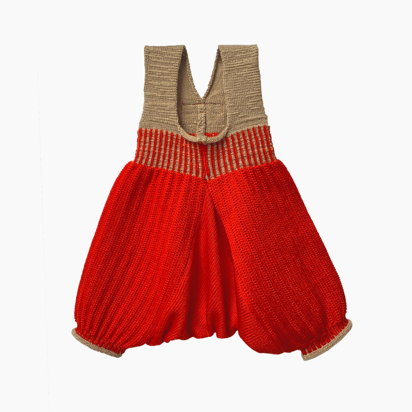 gestrickte kurze Hose aus feinster Bio-Merinowolle mit tiefen Schritt und viel Platz für Windeln. Die Hose von vincente hat hochelastische Hosenträger und ist Orange. Die Hosenträger sind beige so wie die längsstreifen in dem geraffsten Bund und Beinabschlüssen.