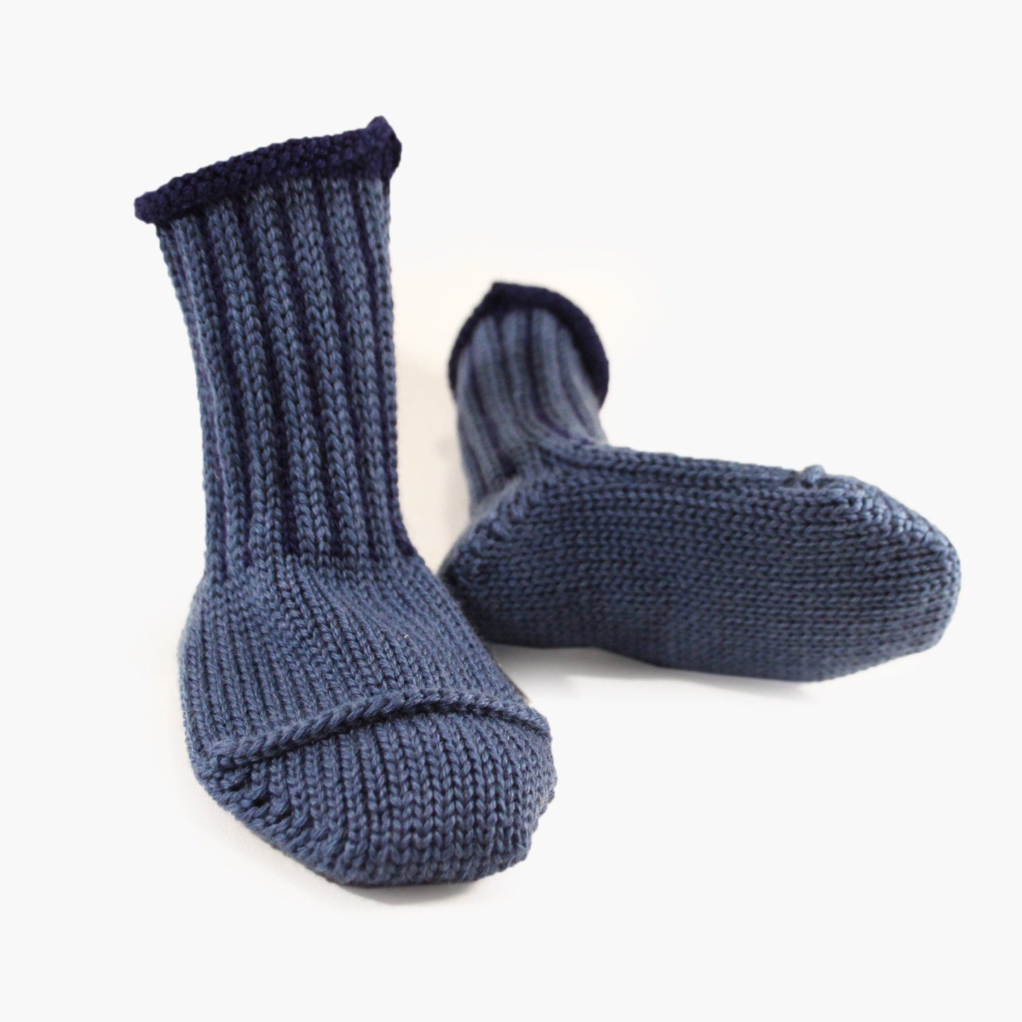gestrickte Babysocken in Jeansblau mit hochelastischem Bund mit Längs Streifen in Royalblau