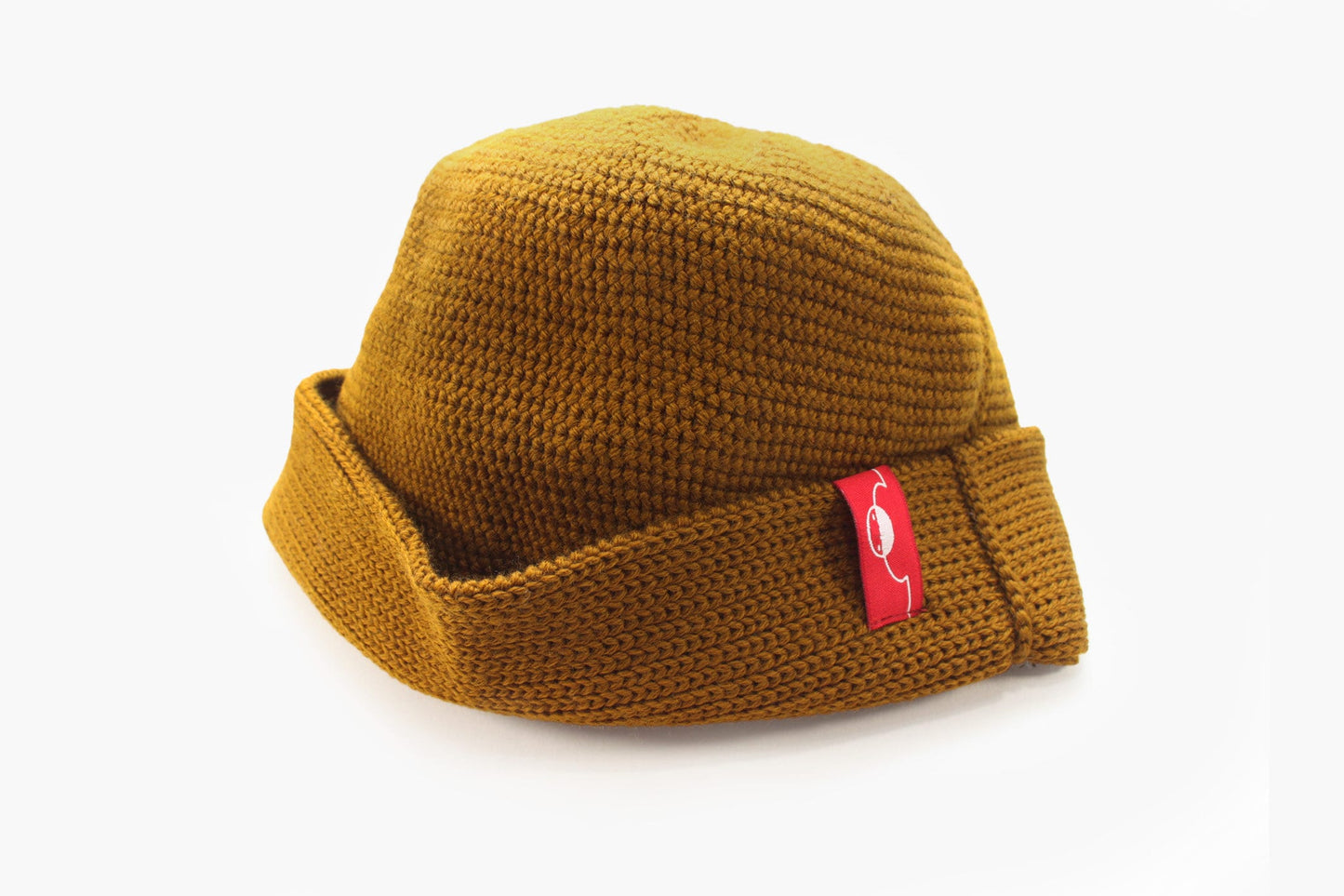 Broncefarbene Wollmütze aus Merinowolle quer in Kopf-Form gestrickt. Das Fangpatentmuster bedeutet, daß Innen ein Knötchenmuster und außen ein klassiches Rechte Maschenmuster zu sehen ist. Wenn man den Beanie umkrempelt und als Dockermütze trägt ist jeweils das andere Muster zu sehen. Das rote vincente-Label mit der kleinen Ente ist am Rand angenäht. Die Mütze kann insideout getragen werden.