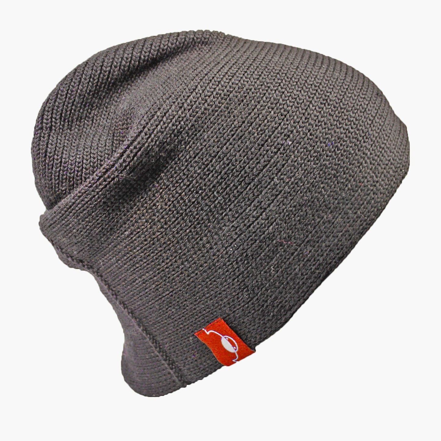 Dunkelgraue Wollmütze aus Merinowolle quer in Kopf-Form gestrickt. Das Fangpatentmuster bedeutet, daß Innen ein Knötchenmuster und außen ein klassiches Rechte Maschenmuster zu sehen ist. Wenn man den Beanie umkrempelt und als Dockermütze trägt ist jeweils das andere Muster zu sehen. Das rote vincente-Label mit der kleinen Ente ist am Rand angenäht. Die Mütze kann insideout getragen werden.