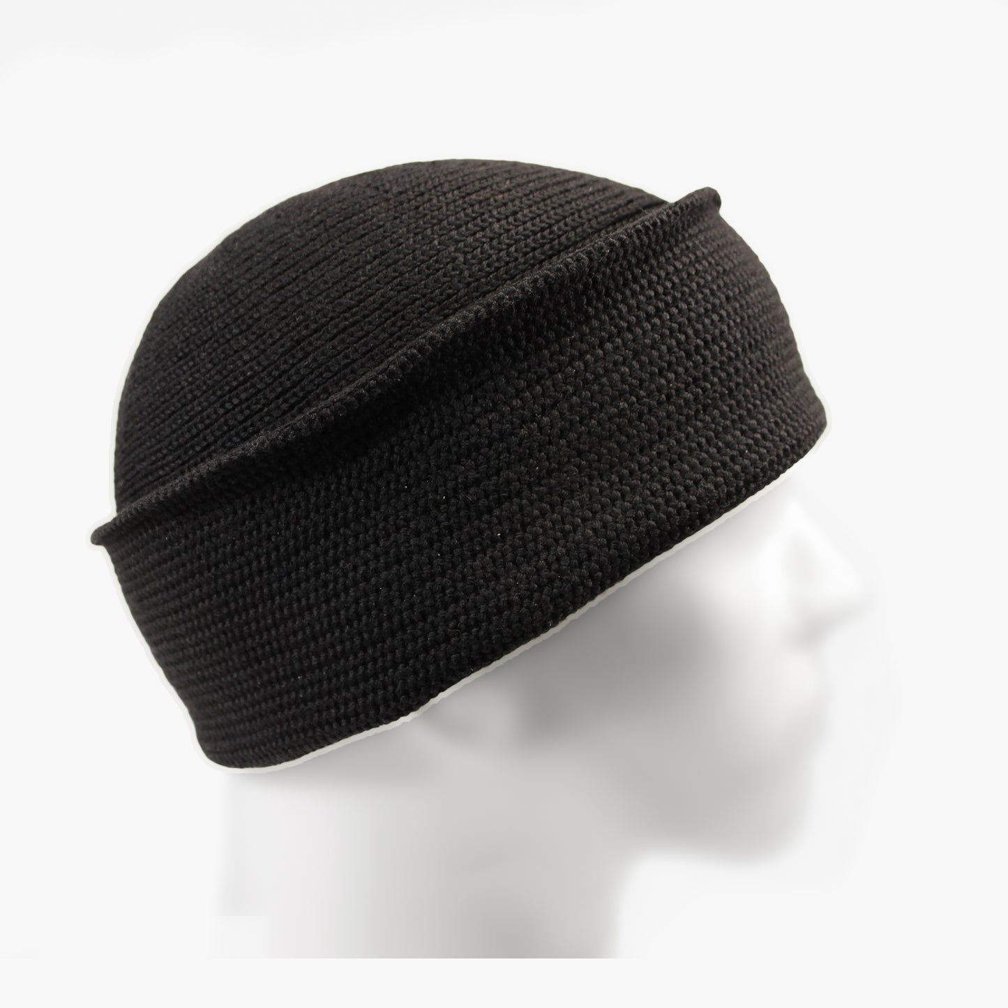 Schwarz Wollmütze aus Merinowolle quer in Kopf-Form gestrickt. Das Fangpatentmuster bedeutet, daß Innen ein Knötchenmuster und außen ein klassiches Rechte Maschenmuster zu sehen ist. Wenn man den Beanie umkrempelt und als Dockermütze trägt ist jeweils das andere Muster zu sehen. Das rote vincente-Label mit der kleinen Ente ist am Rand angenäht. Die Mütze kann insideout getragen werden.