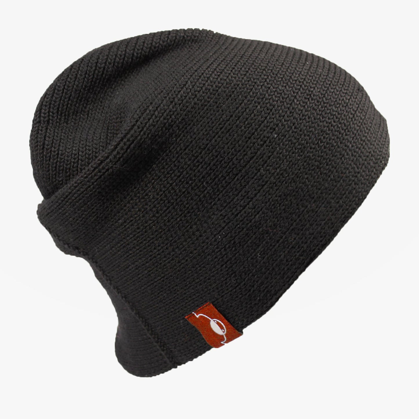 Schwarze Beanie-Mütze aus Merinowolle quer in Kopf-Form gestrickt. Das Fangpatenmuster bedeutet daß Innen ein Knötchenmuster und außen ein klasiches Rechte Maschenmuster zu sehen ist. Das rote vincente-Label mit der kleinen Ente ist am Rand angenäht.