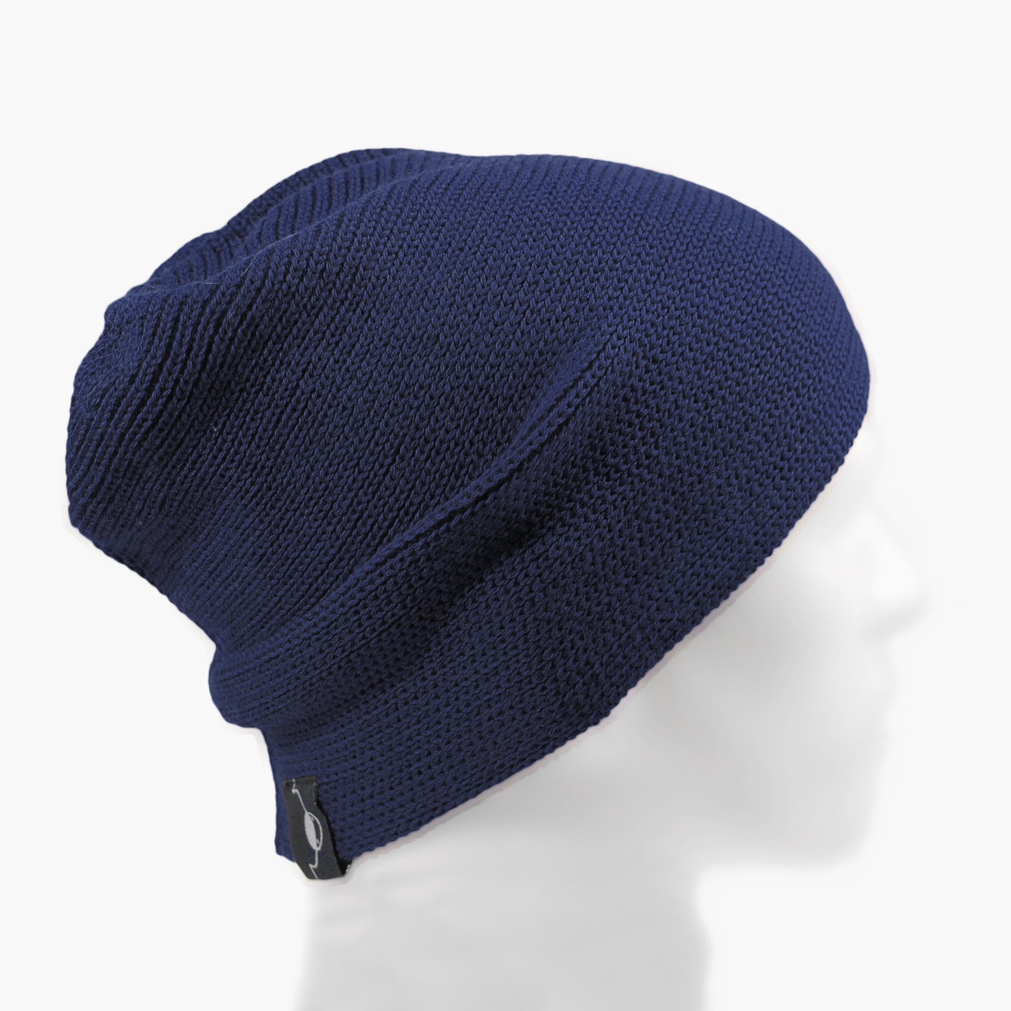 Royalblaue Wollmütze aus Merinowolle quer in Kopf-Form gestrickt. Das Fangpatentmuster bedeutet, daß Innen ein Knötchenmuster und außen ein klassiches Rechte Maschenmuster zu sehen ist. Wenn man den Beanie umkrempelt und als Dockermütze trägt ist jeweils das andere Muster zu sehen. Das rote vincente-Label mit der kleinen Ente ist am Rand angenäht. Die Mütze kann insideout getragen werden.