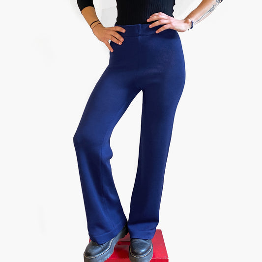 Ein Model vom Bauchnabel abwärts trägt eine Strick-Hose in Royalblau mit ausgestelltem Bein:
