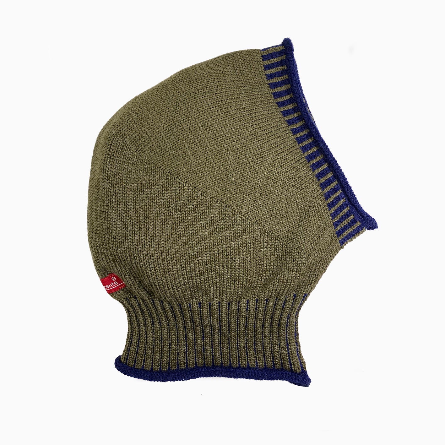 Olivegrüne, gestrickte Mütze wie eine Sturmhaube. Am Hals und um das Gesicht mit elastischem längsgestreiften Bund in Royalblau.