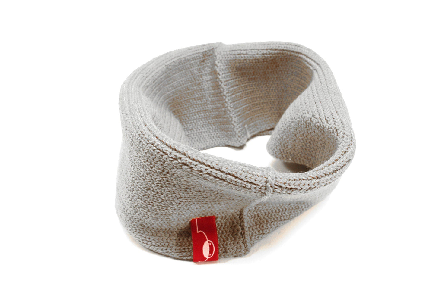 Silbergrauer gestrickter Loop außen glatt rechts gestrick. An einer Stelle ist der Schlauch umgeschlagen so sieht man das Innere feine Knötchen-Muster. das Rote/Weiße vincente-Label ist angenäht.