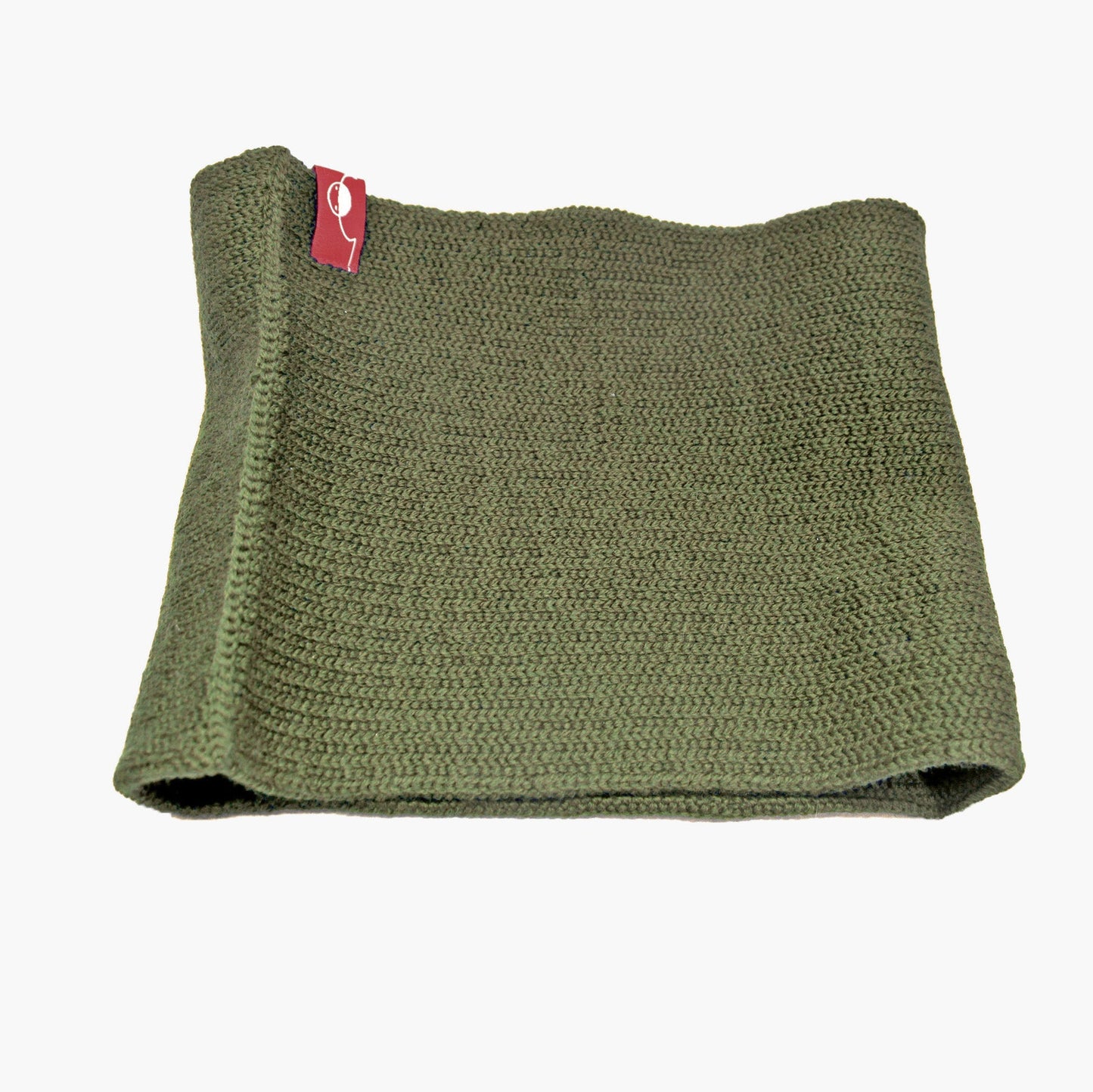 Olive farbener gestrickter Loop außen glatt rechts gestrick. An einer Stelle ist der Schlauch umgeschlagen so sieht man das Innere feine Knötchen-Muster. das Rote/Weiße vincente-Label ist angenäht.