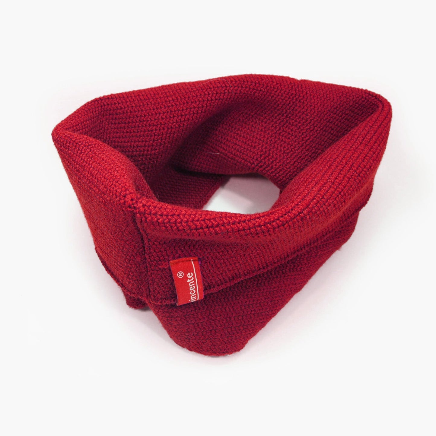 Roter gestrickter Loop außen glatt rechts gestrick. An einer Stelle ist der Schlauch umgeschlagen so sieht man das Innere feine Knötchen-Muster. das Rote/Weiße vincente-Label ist angenäht.