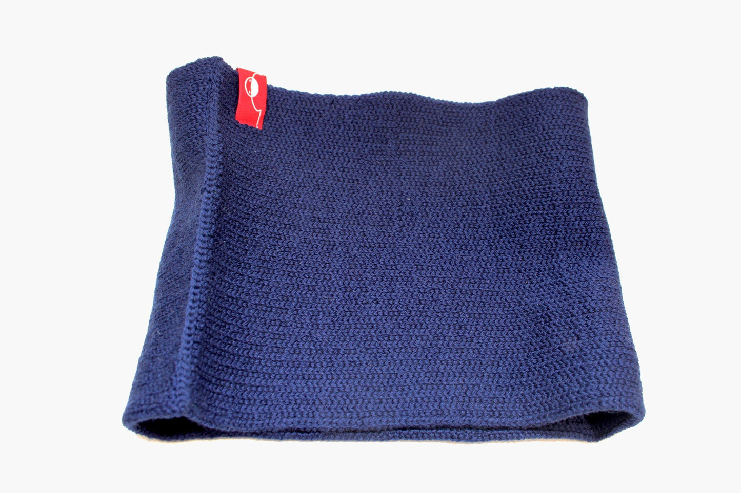 Royalblauer gestrickter Loop außen glatt rechts gestrick. Das Rote/Weiße vincente-Label ist angenäht.
