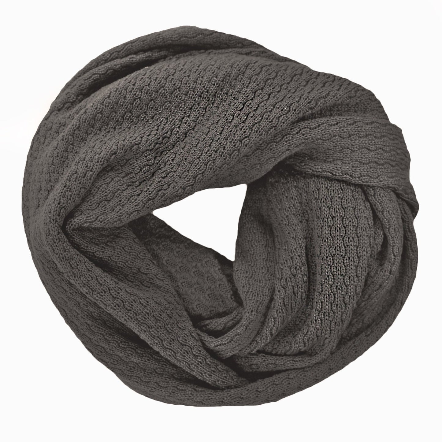 Dunkelgrauer, gestrickter Loop im Fangpatentmuster. Eine Seite sieht glatt rechts mit kleinen Wellen gestrickt aus, die andere Seite sieht aus wie kleine Muscheln. Der Wollschal ist zu einem Haufen drapiert, so sieht man den weichen Fall.