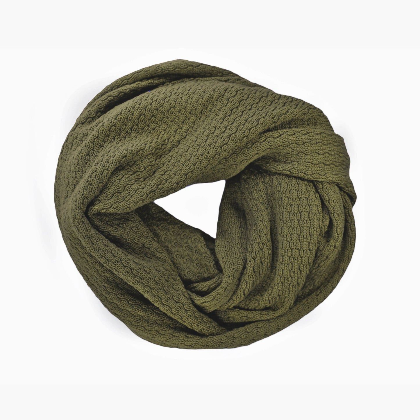 Olive-Farbener, gestrickter Loop im Fangpatentmuster. Eine Seite sieht glatt rechts mit kleinen Wellen gestrickt aus, die andere Seite sieht aus wie kleine Muscheln. Der Wollschal ist zu einem Haufen drapiert, so sieht man den weichen Fall.