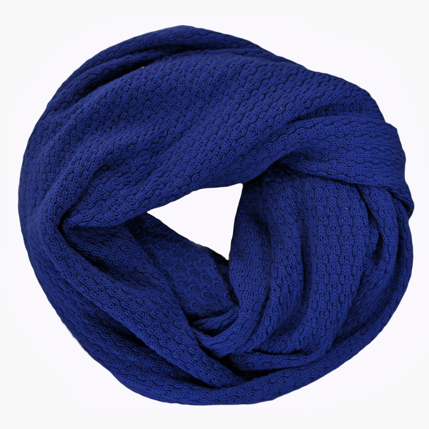 Royal-Blauer, gestrickter Loop im Fangpatentmuster. Eine Seite sieht glatt rechts mit kleinen Wellen gestrickt aus, die andere Seite sieht aus wie kleine Muscheln. Der Wollschal ist zu einem Haufen drapiert, so sieht man den weichen Fall.