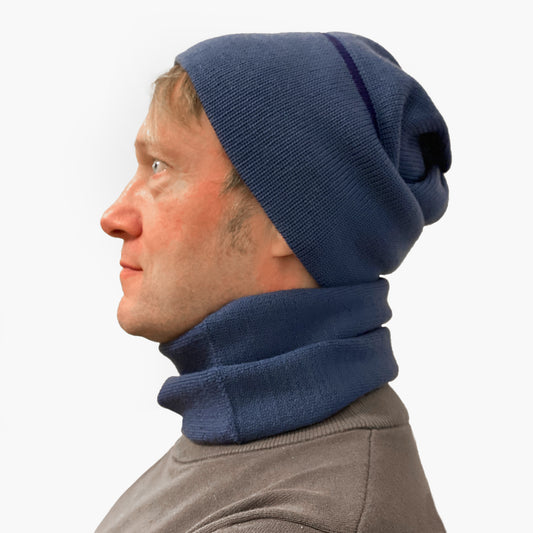 Ein Mann trägt eine Jeansblaue Mütze von vincente und einen Jeansblaunen Halsschlauch