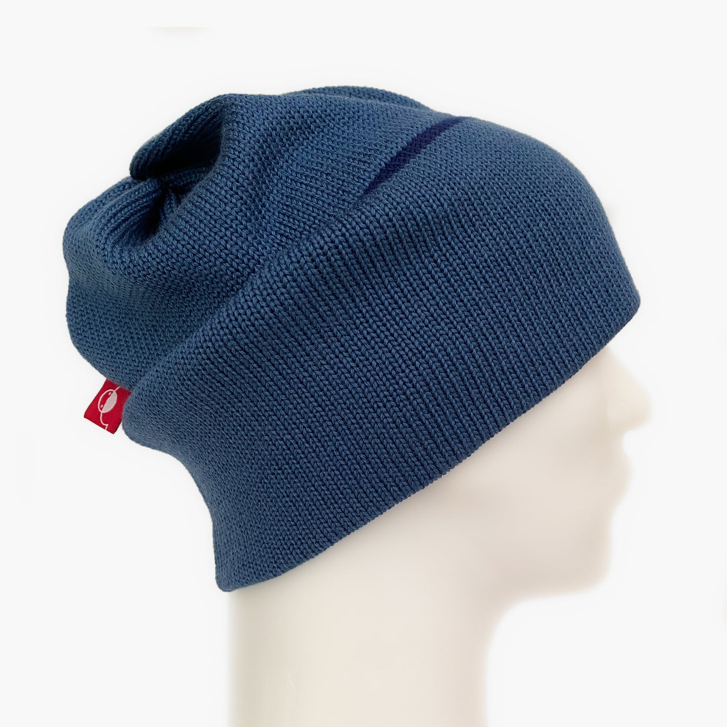 Jeansblaue Klassische Wollmütze mit royalblauem Streifen. Das rote vincente-Label mit der kleinen Ente ist am Rand angenäht.