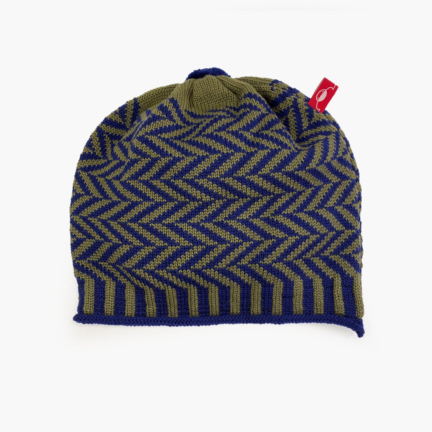 Olive/Royalblaue Beanie-Mütze aus Merinowolle mit längs gestreiften elastischem Bündchen. Die Mütze ist im klassichem Fischgrätmuster gestrickt und hat eine kleine unauffällige Bommel.