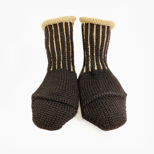 gestrickte Babysocken in Schwarz mit hochelastischem Bund mit Längs Streifen in Karamel