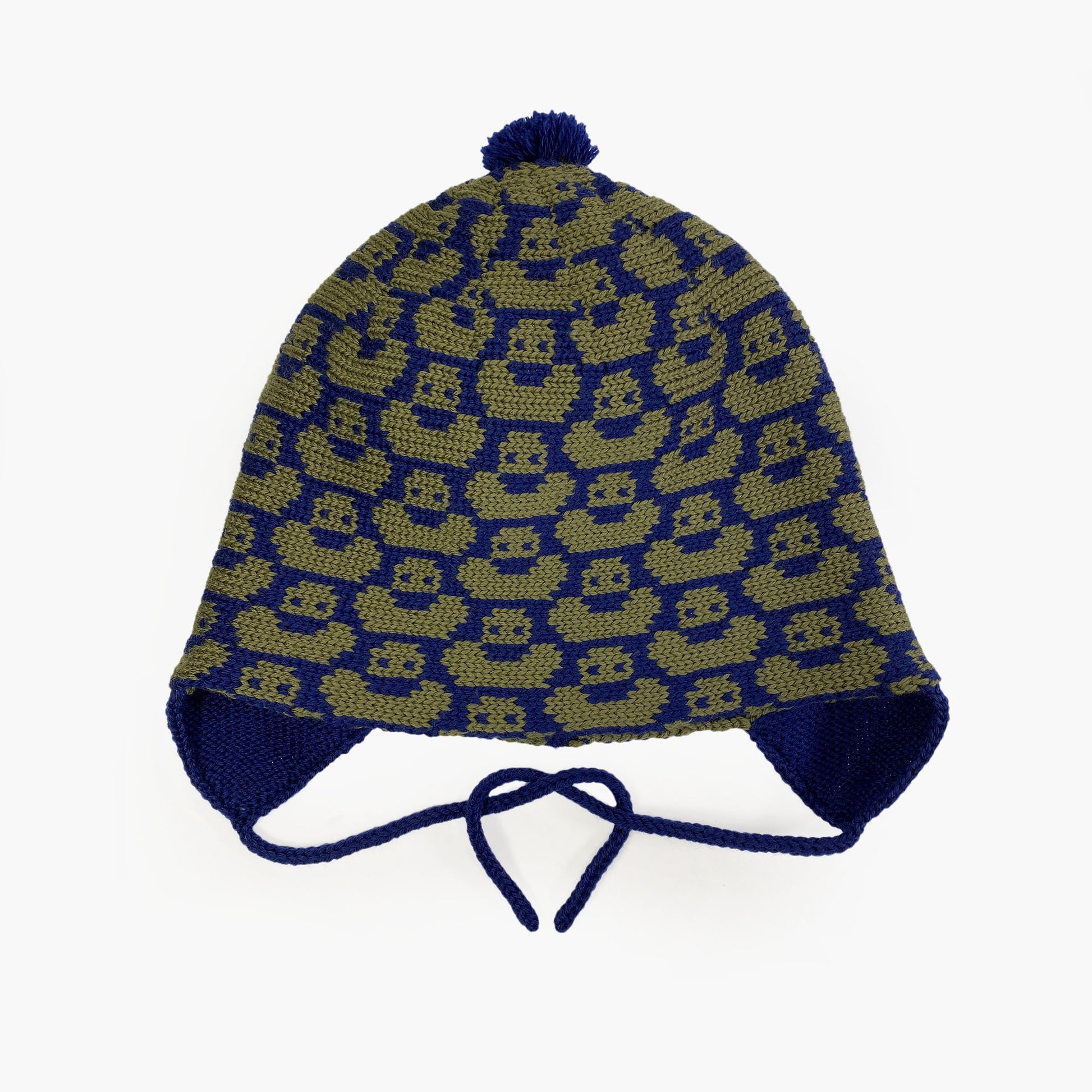 Royalblaue/ilivefarbene Mütze für Babies und Kinder mit einem fortlaufenden Muster mit kleinen Enten. Die Babymütze hat eine Bommel und angestrickte Ohrläppchen mit Bändern zum festbinden. Sie ist aufwendig der Kopfform nachgestrickt und paßt sich sehr gut an. Das rote Label mit der kleinen Ente ist hinten angenäht.