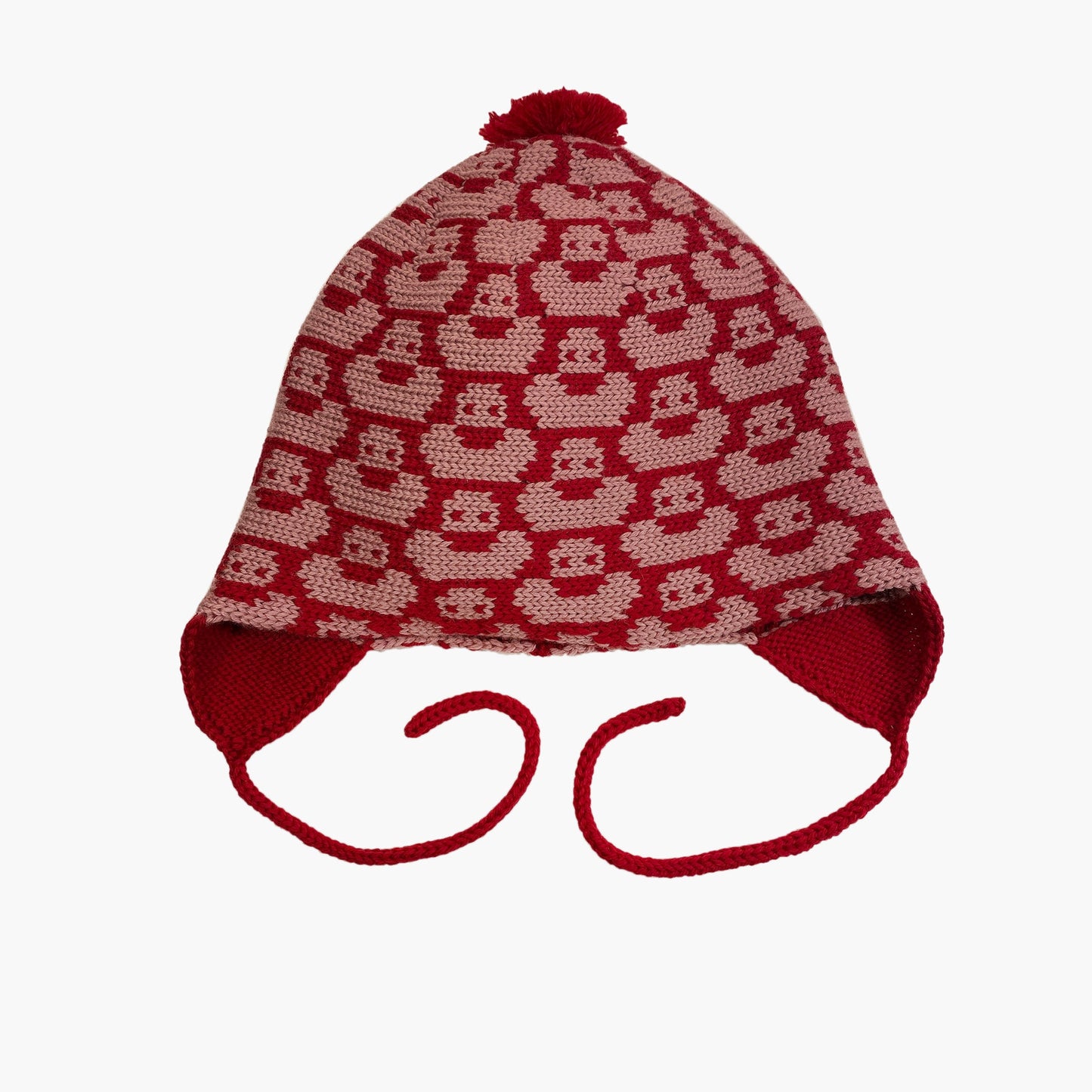 Rot/Rosenholzfarbene Mütze für Babies und Kinder mit einem fortlaufenden Muster mit kleinen Enten. Die Babymütze hat eine Bommel und angestrickte Ohrläppchen mit Bändern zum festbinden. Sie ist aufwendig der Kopfform nachgestrickt und paßt sich sehr gut an. Das rote Label mit der kleinen Ente ist hinten angenäht.