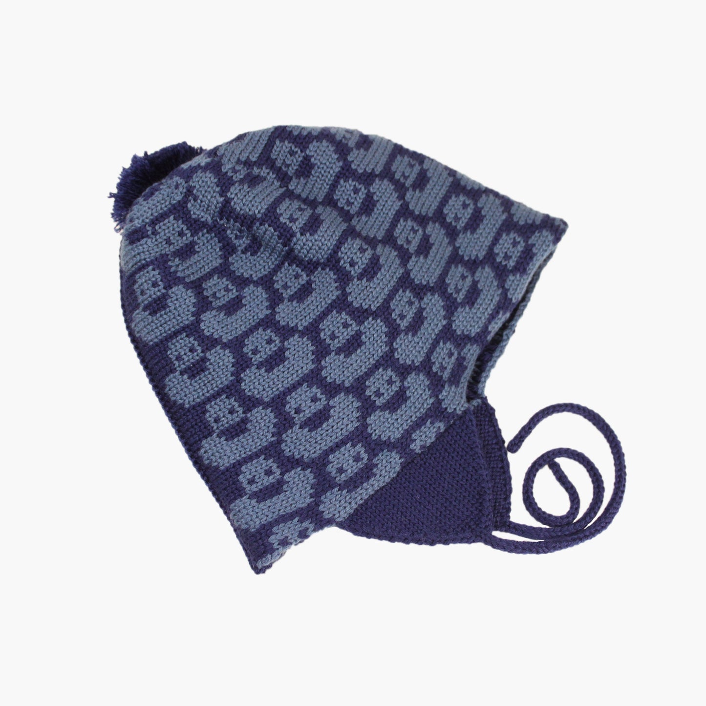 Royalblau/Jeansblaue Mütze für Babies und Kinder mit einem fortlaufenden Muster mit kleinen Enten. Die Babymütze hat eine Bommel und angestrickte Ohrläppchen mit Bändern zum festbinden. Sie ist aufwendig der Kopfform nachgestrickt und paßt sich sehr gut an. Das rote Label mit der kleinen Ente ist hinten angenäht.