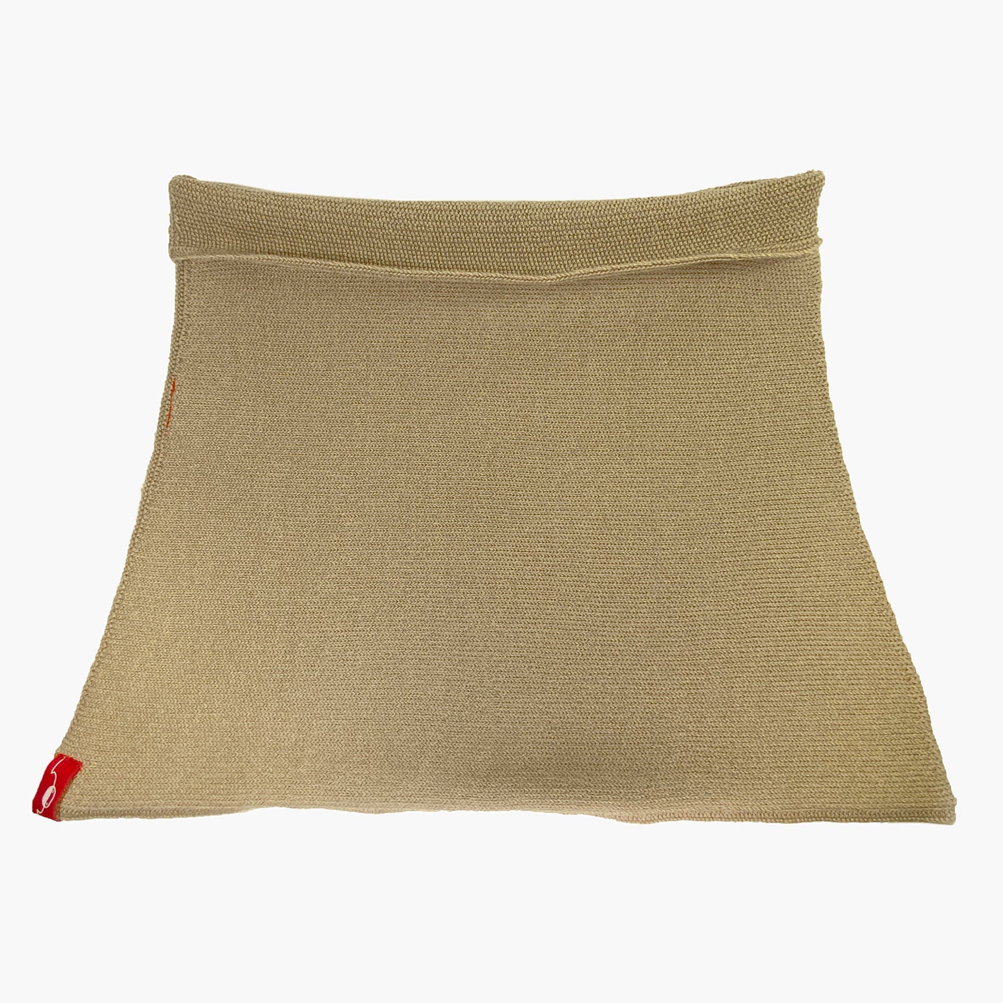 beiger Nierenwärmer oben etwas umgeschlagen. So sieht man das Perlmuster innen. Von außen ist das Bauchband glatt Rechts gestrickt