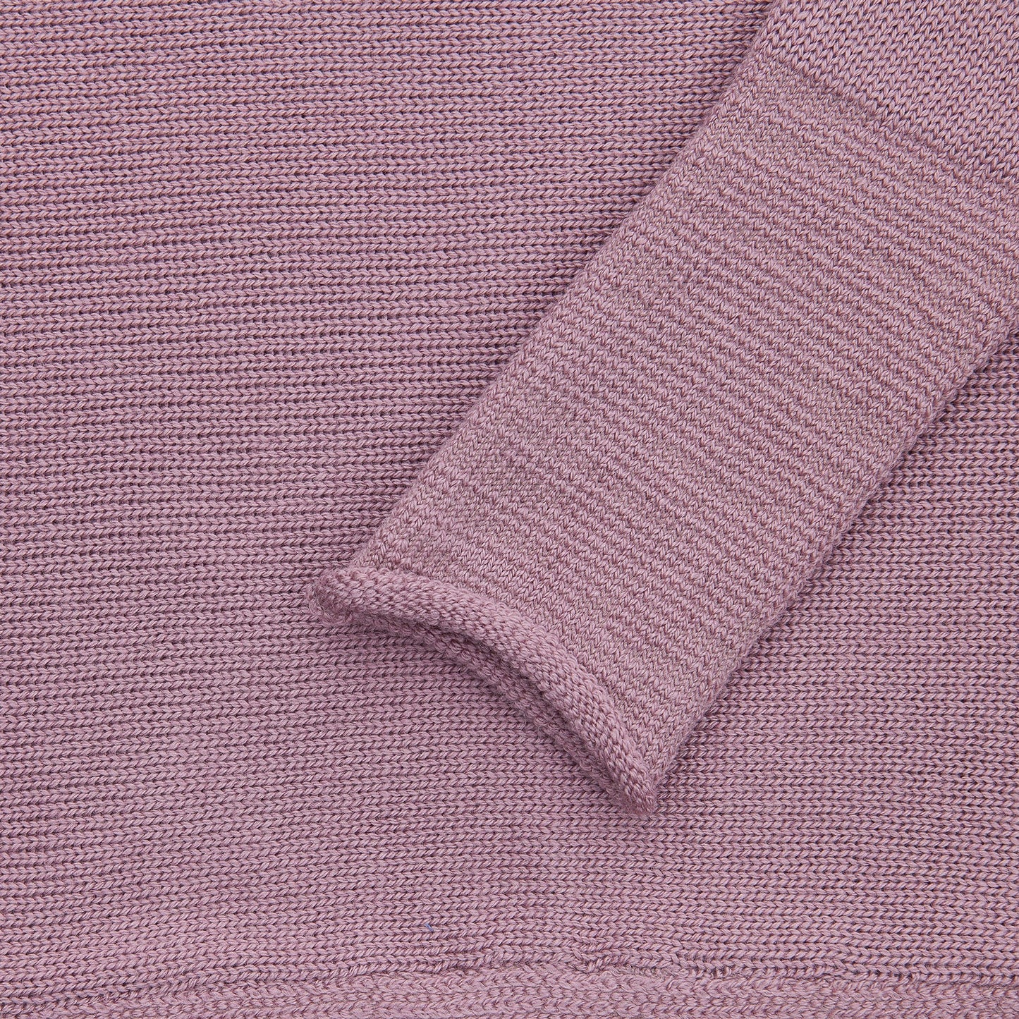 Detailansicht des Rosenholz Farbenern gestrickten Pullover mit angeschnittenen Ärmeln. Man sieht das Ärmelbündchen.