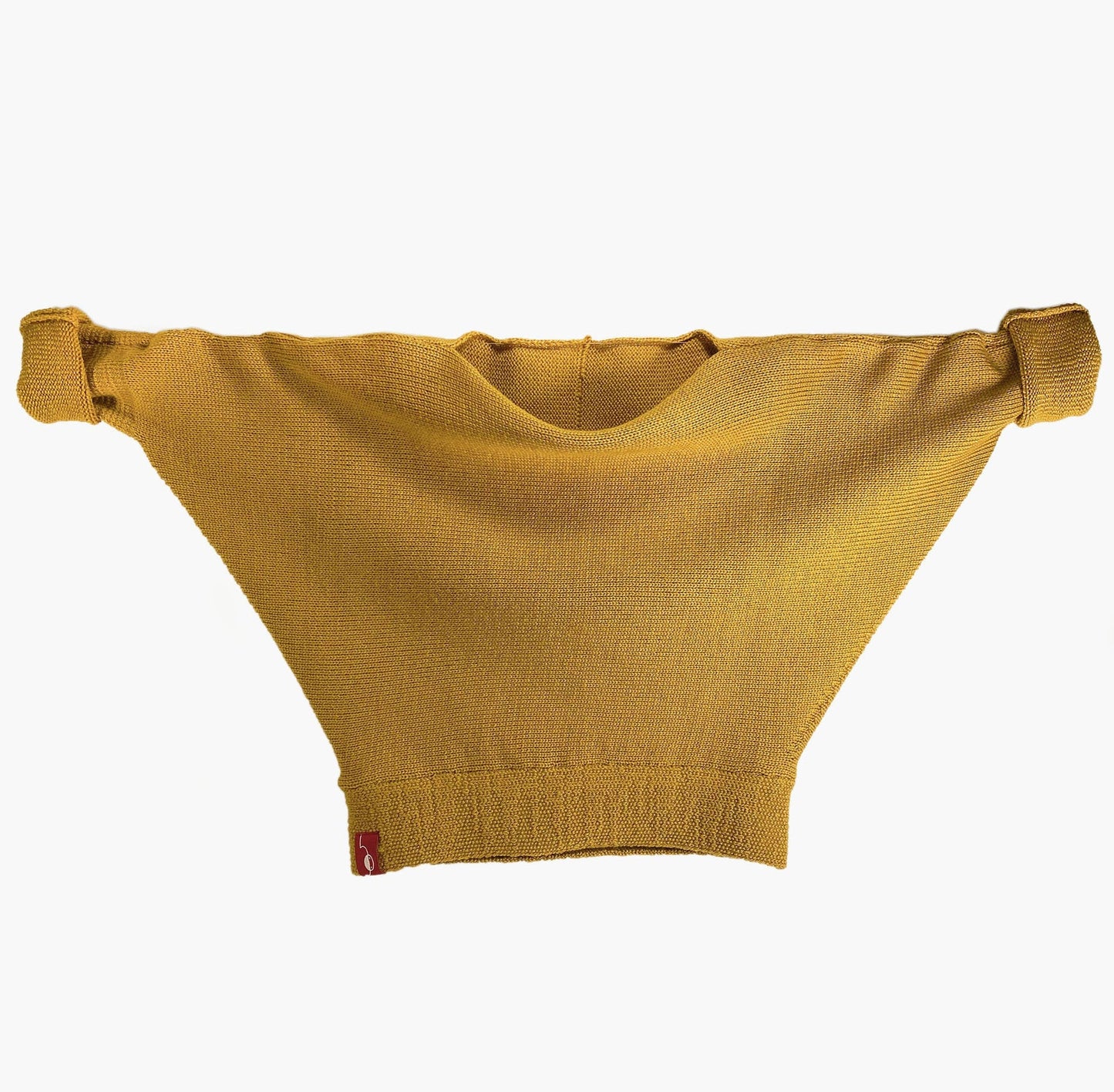 Gold Farbener gestrickter Pullover mit angeschnittenen Ärmeln . Der Pullover hat einen elastichen Bund und lange elastische Ärmelbündchen, die hier hoch gekrempelt sind.