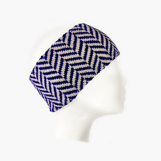 Stirnband mit vertikal verlaufendem Fischgrätmuster aus Wolle gestrickt in den Farben Schwarz und Weiss