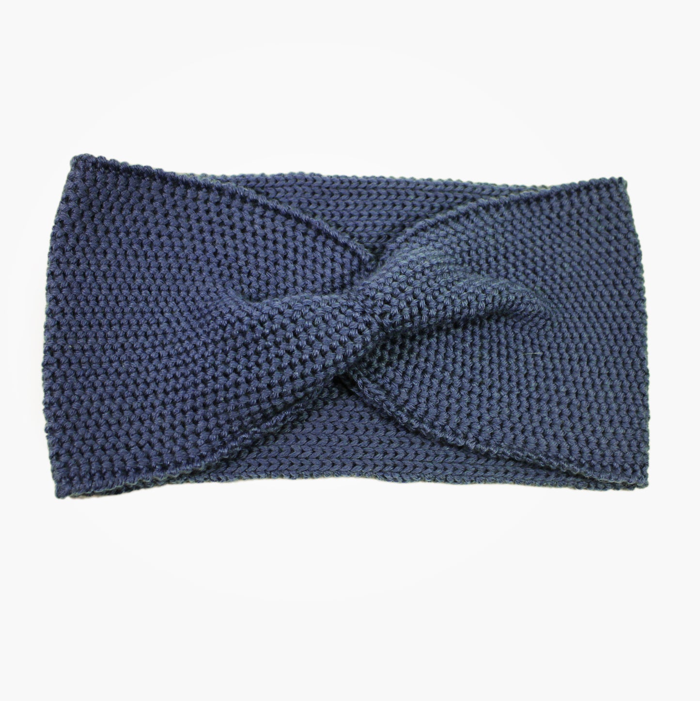Jeansblaues Stirnband mit einer Turban-ähnlichen Verdrehung. Gestrickt im Doubleface Patentmuster, außen Knötchenstruktur und Innen sieht es wie ein klassisch rechts gestricktes Muster aus.