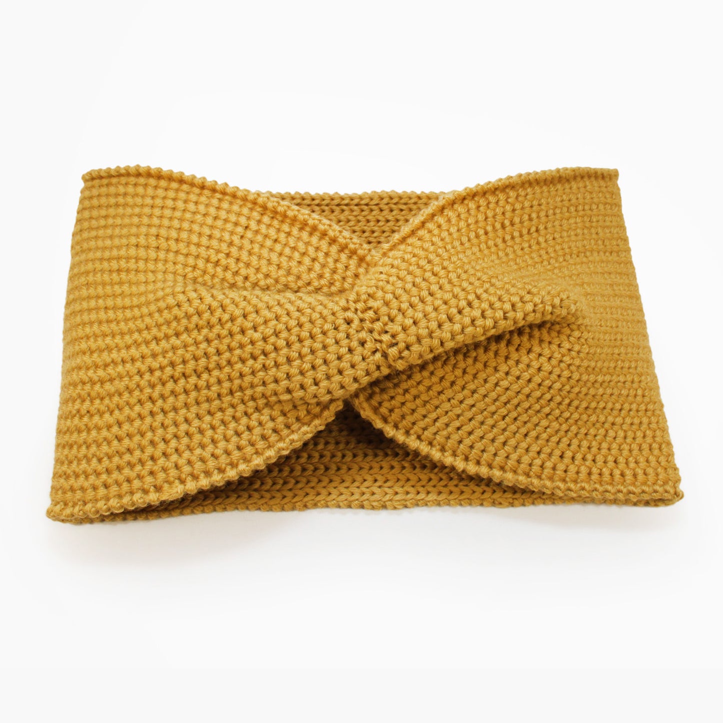 Goldgelbes Stirnband mit einer Turban-ähnlichen Verdrehung. Gestrickt im Doubleface Patentmuster, außen Knötchenstruktur und Innen sieht es wie ein klassisch rechts gestricktes Muster aus.