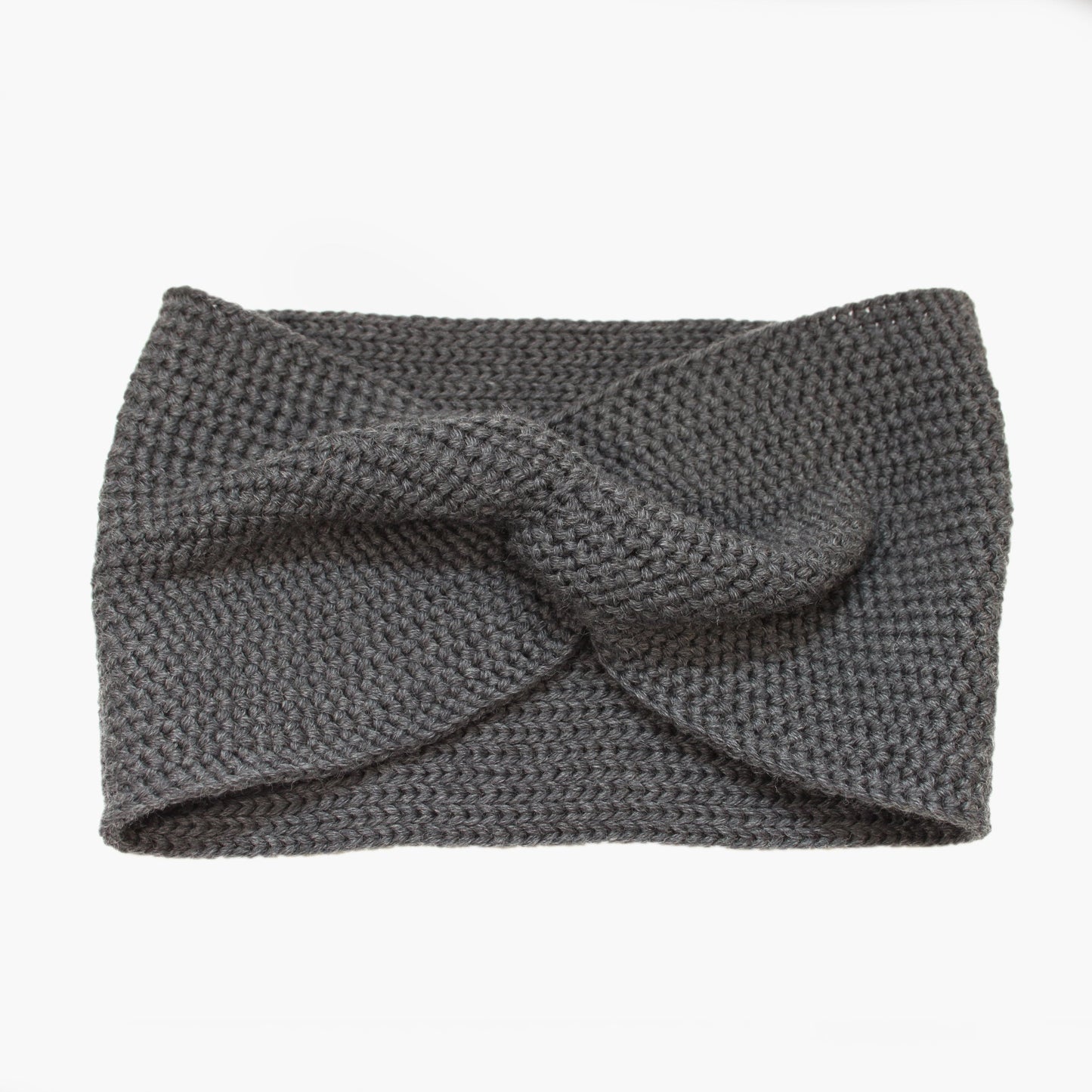 Graues Stirnband mit einer Turban-ähnlichen Verdrehung. Gestrickt im Doubleface Patentmuster, außen Knötchenstruktur und Innen sieht es wie ein klassisch rechts gestricktes Muster aus.